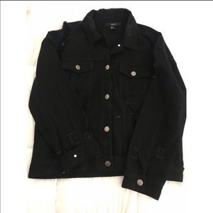 SOLD Distressed black denim jacket 🖤